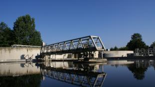 Bassin clarificateur à la station d'épuration de Villiers Saint Frédéric