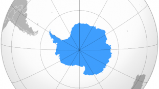 « Location Antarctica » par Bosonic dressing — Travail personnel. Sous licence CC BY-SA 3.0 via Wikimedia Commons - https://commons.wikimedia.org/wiki/File:Location_Antarctica.svg#/media/File:Location_Antarctica.svg